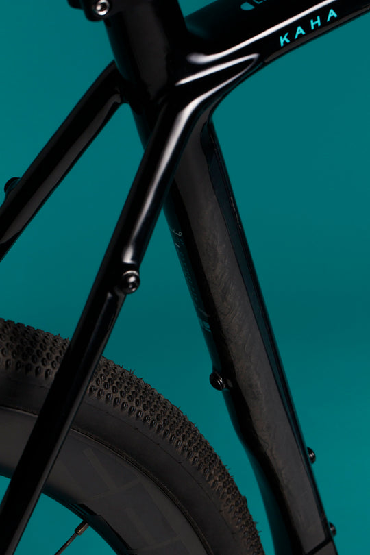 Kaha: GLOSSY BLACK (TUAURIURI)